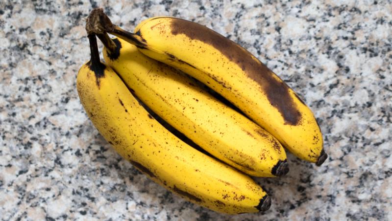 Ce se găsește, de fapt, în părțile negre ale unei banane. Ce se observă la microscop pe bucățile prea coapte