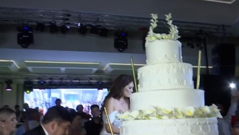 Cum a arătat tortul de 150 de kilograme de la nunta Cristinei Spătar. Vedeta, nevoită să urce pe trepte pentru a-l tăia