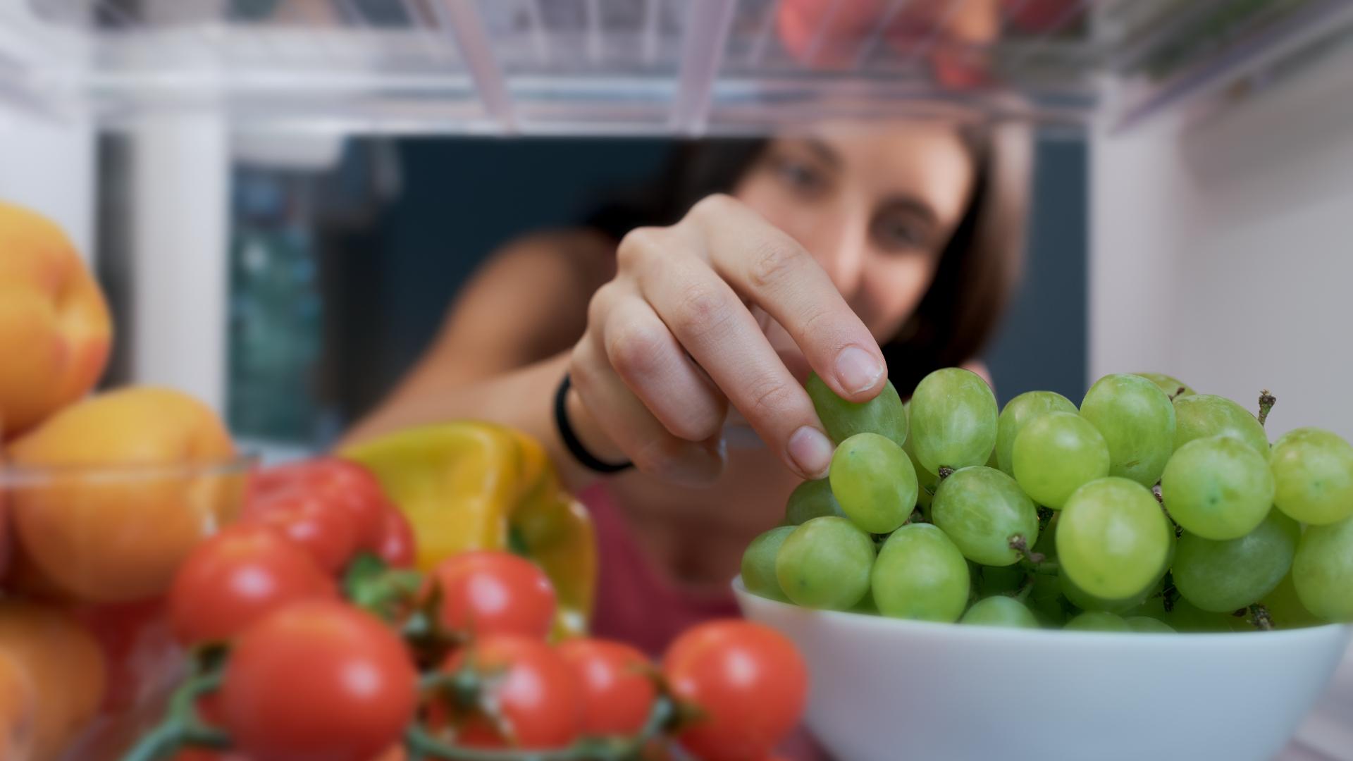 Cum scapi rapid de pesticidele de pe fructe. Trucul la care nu te-ai fi așteptat