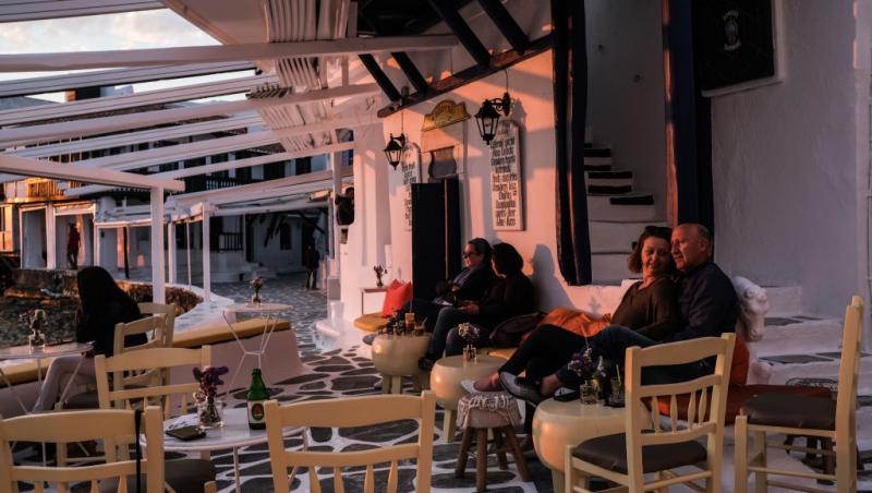 Cum a fost ademenit și înșelat un turist de către un chelner în Mykonos. A primit o notă de plată care l-a lăsat fără cuvinte