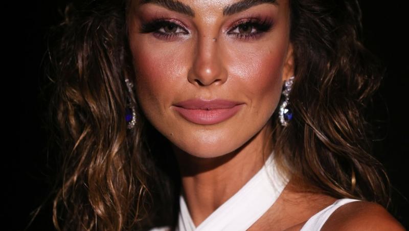 Mădălina Ghenea a strălucit la premiera filmului în care este protagonistă. A purtat pe covorul roșu o rochie fără lenjerie intimă