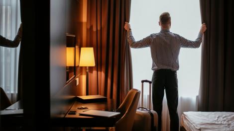 Un bărbat cazat la un hotel a descoperit o fereastră secretă în camera sa. Când a deschis geamul, a rămas uluit
