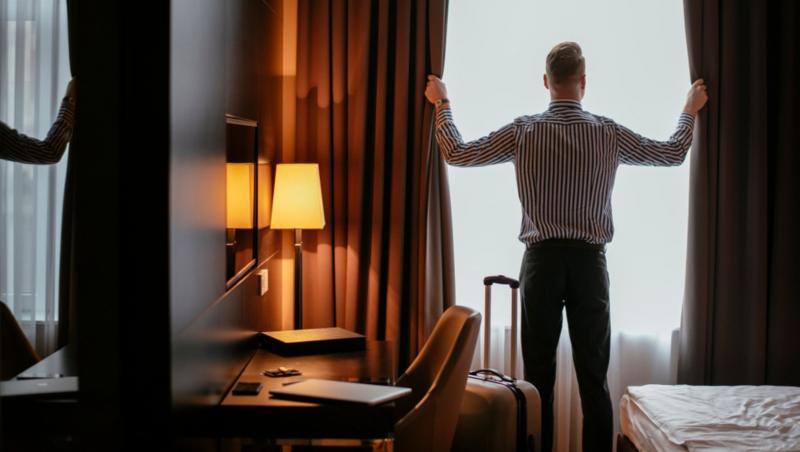 Un bărbat cazat la un hotel a descoperit o fereastră secretă în camera sa. Când a deschis geamul, a rămas uluit