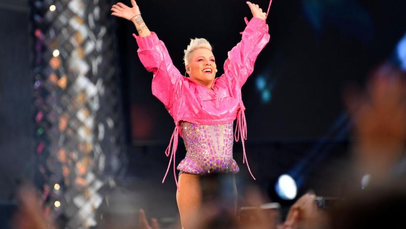 Pink a avut parte de un gest bizar din partea unui fan pe scenă. Momentul în care a aruncat cu cenușa mamei sale în artistă