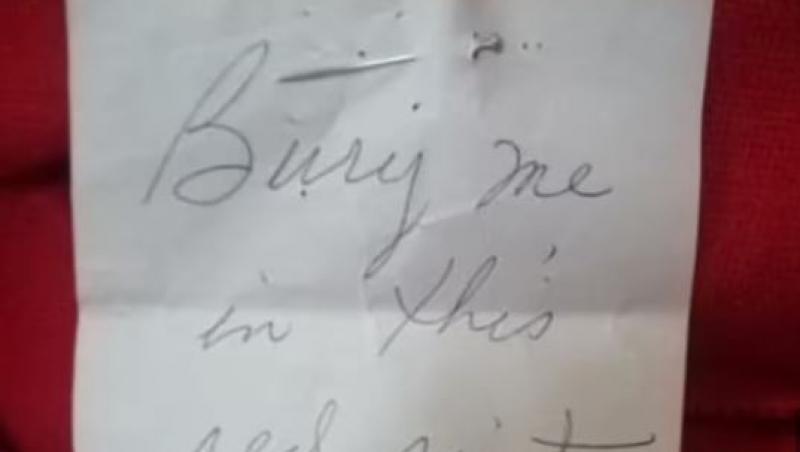 O femeie a descoperit un bilet în sacoul ei roșu secondhand. Când l-a citit, s-a speriat imediat: „Asta chiar mă întristează”