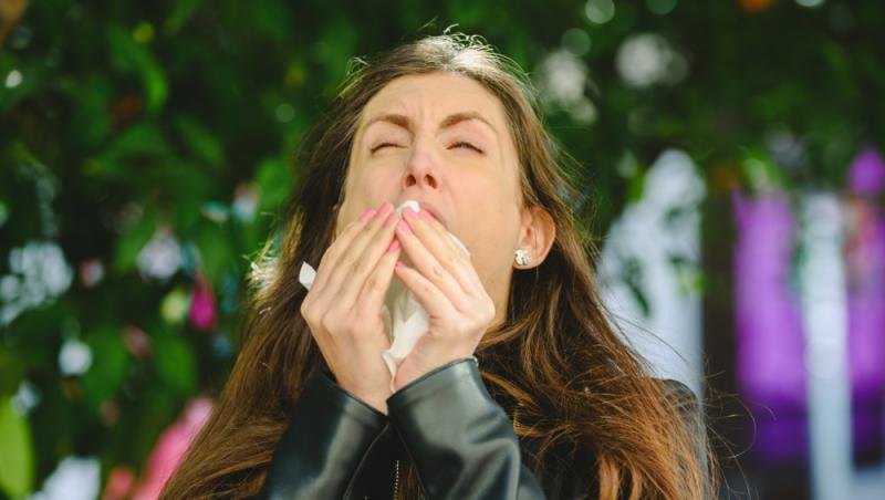 Remediul surprinzător care te ajută să scapi de simptomele alergiei. Cum să îți ușurezi respirația cu doar o șosetă și puțin orez