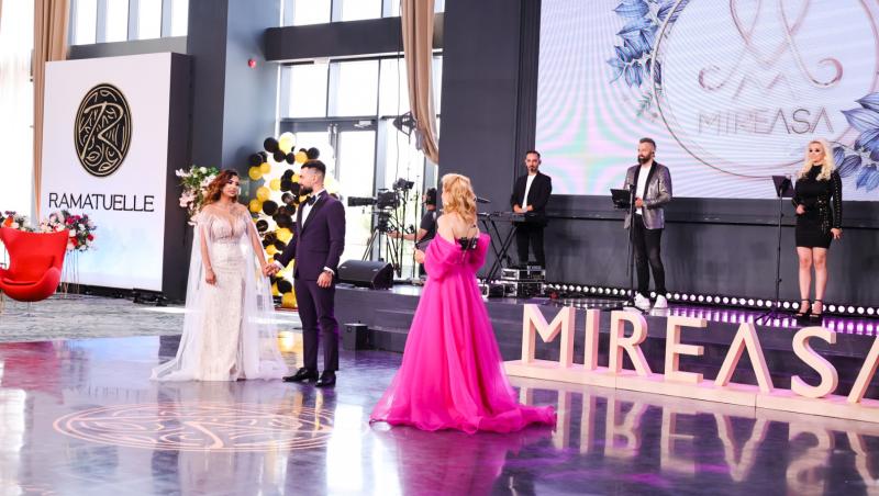 Finala Mireasa sezon 7, 10 iulie. Simona Gherghe a strălucit într-o rochie roz. Imagini cu ținuta prezentatoarei