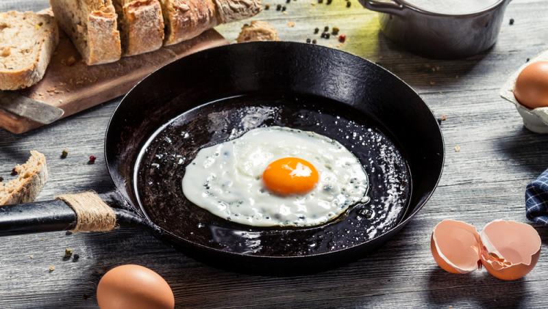 Ingredientul banal pe care să îl pui în tigaie pentru ca ouăle prăjite să nu se mai lipească. Nu este vorba despre apă!