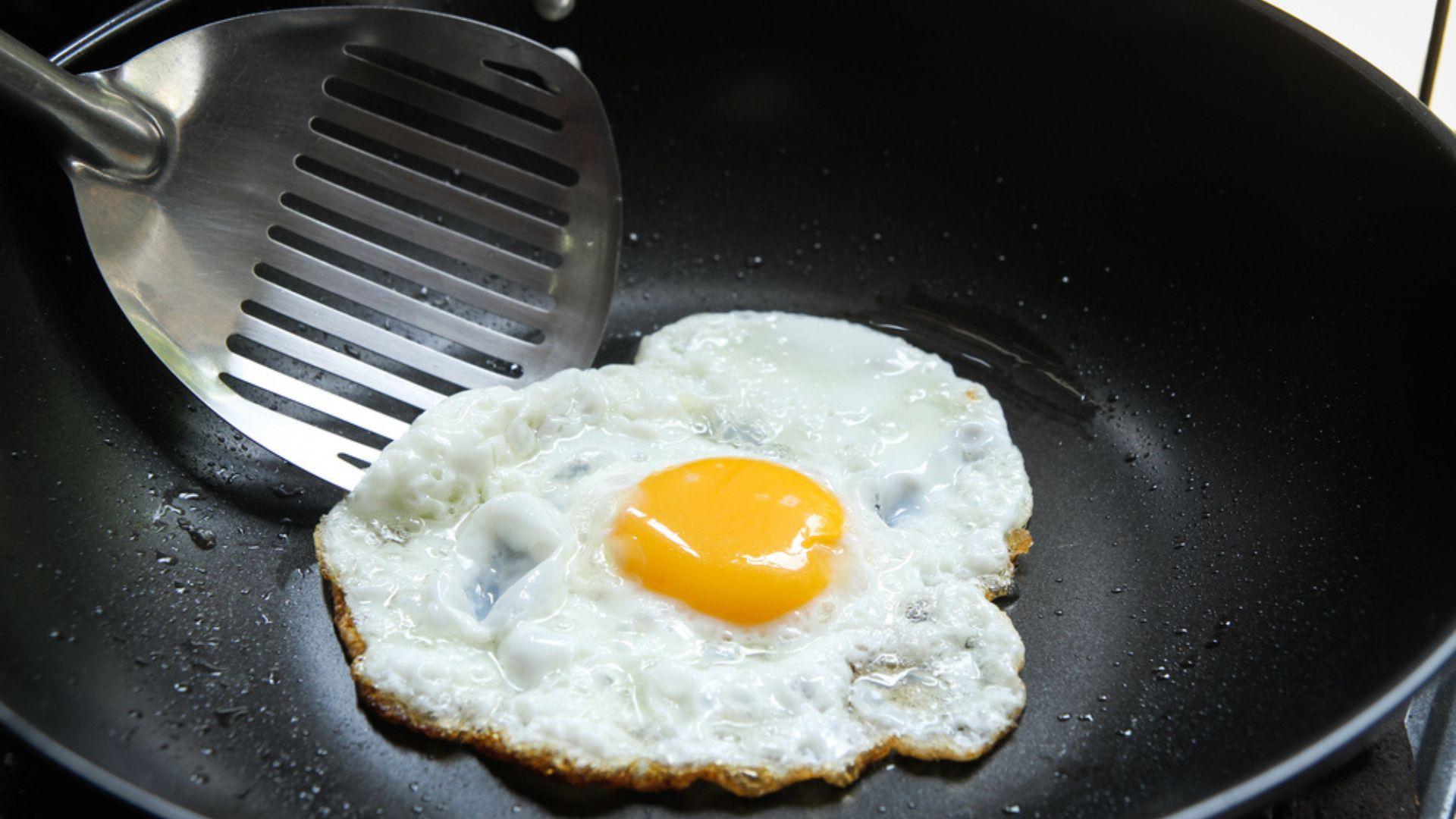 Ingredientul banal pe care să îl pui în tigaie pentru ca ouăle prăjite să nu se mai lipească. Nu este vorba despre apă!