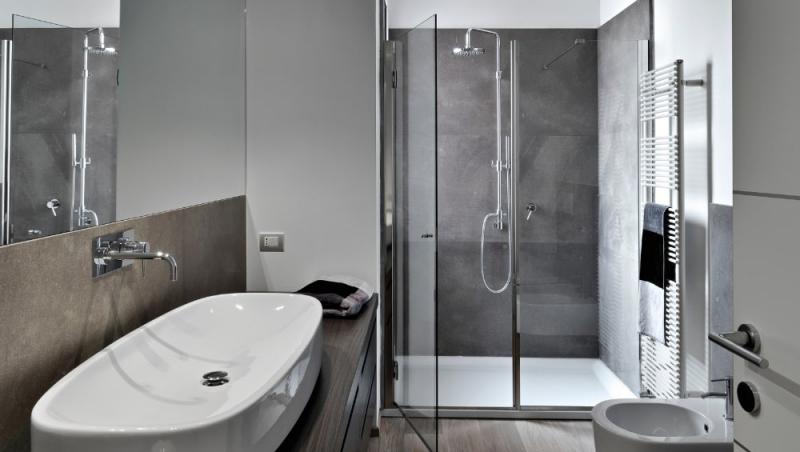 O baie cu cabină de duș și cadă