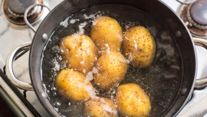 De ce să pui o ceapă în apa în care fierb cartofii pentru piure. Secretul marilor bucătari pentru o garnitură perfectă