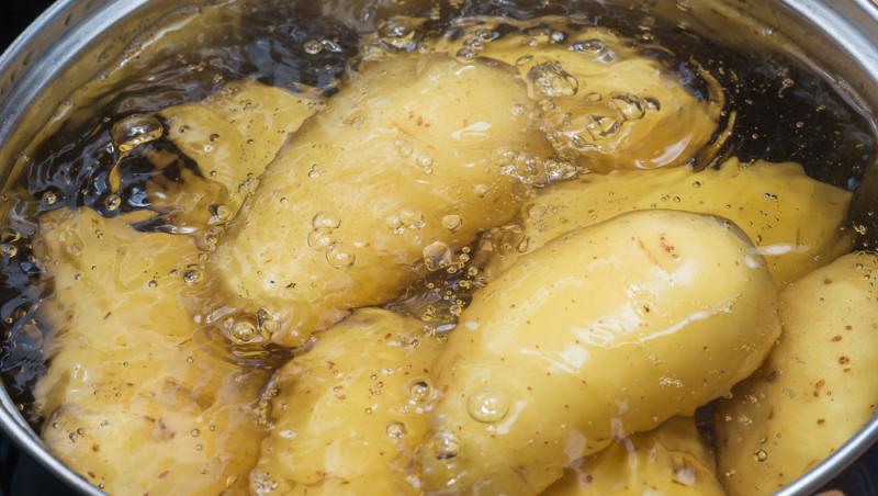 De ce să pui o ceapă în apa în care fierb cartofii pentru piure. Secretul marilor bucătari pentru o garnitură perfectă