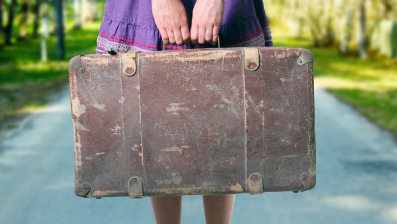 O tânără a cumpărat o valiză veche și când a deschis-o a făcut o descoperire neașteptată. Peste ce a putut să dea