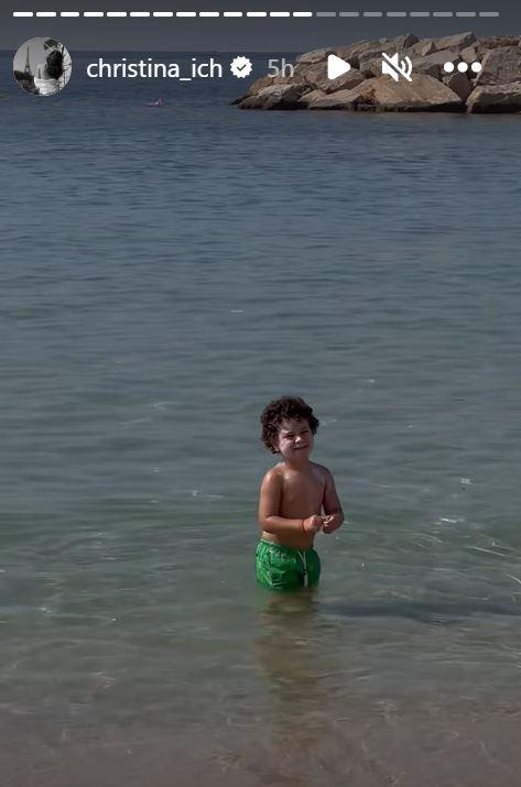Noah, fiul Cristinei Ich și al lui Alex Pițurcă în apă cu un șort verde