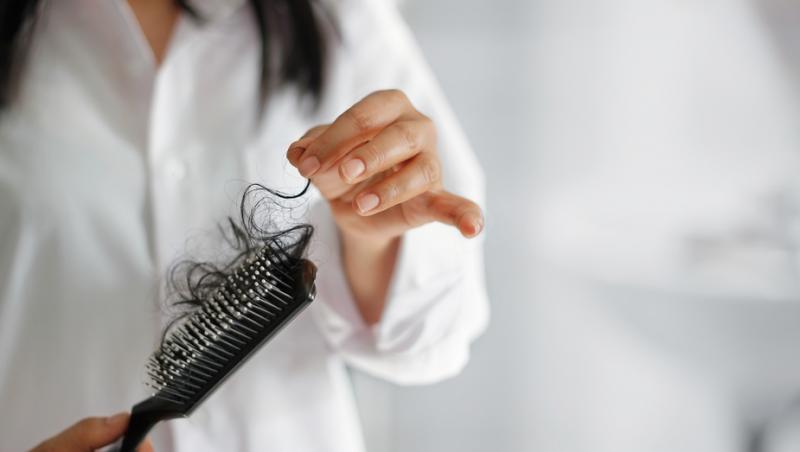 Cazul neobișnuit al unei femei dependente să-și mănânce propriul păr. Ce i-au găsit medicii în stomac i-a lăsat fără cuvinte
