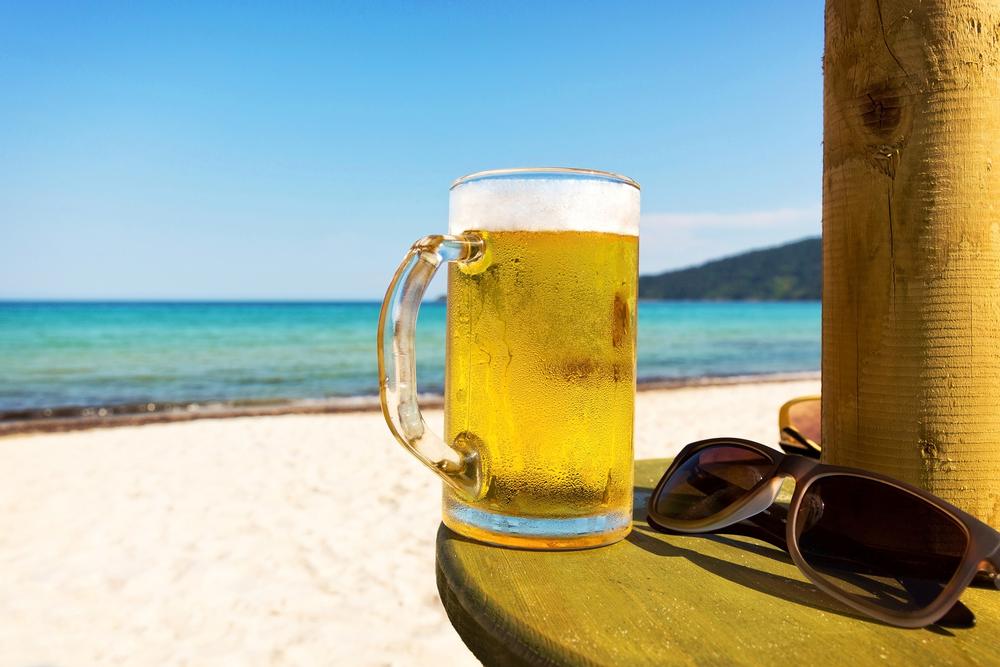 De ce nu este indicat să bei bere pe plajă. Recomandarea specialiștilor