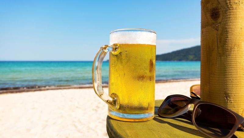 De ce nu este indicat să bei bere pe plajă. Recomandarea specialiștilor