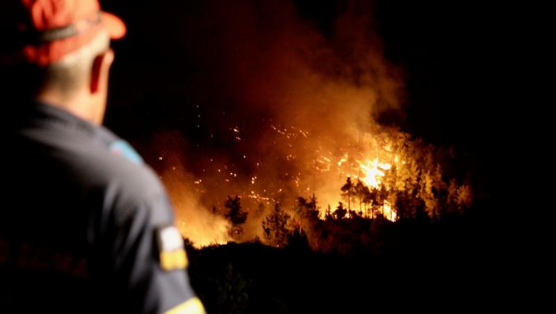Mii de oameni, evacuați de pe insulele Rodos și Corfu din cauza incendiilor. Declarațiile turiștilor care fug din calea flăcărilor