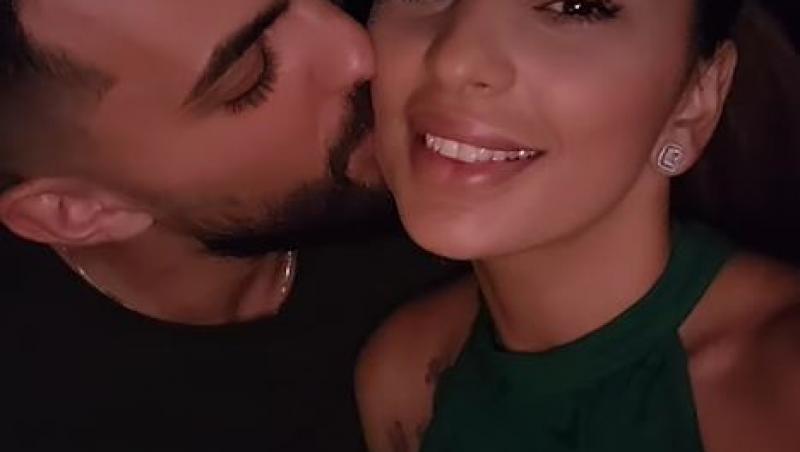 Mihai, filmat în timp ce își sărută pasional iubita pe obraz