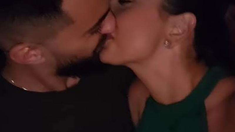 Hatice și Mihai de la Mireasa sezonul 7 în timp ce se sărută