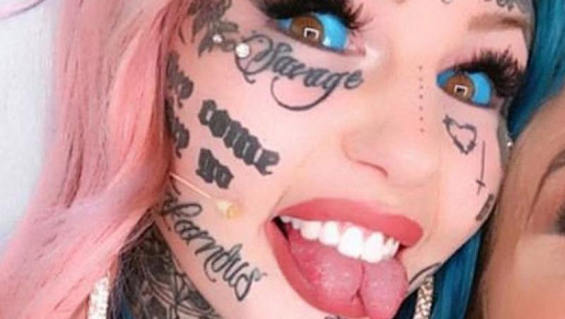 Tânăra din imagine și-a tatuat globii oculari în albastru, iar acum nu mai vede deloc. Cum arată cu modificarea corporală extremă