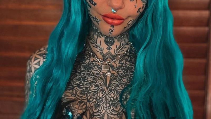Tânăra din imagine și-a tatuat globii oculari în albastru, iar acum nu mai vede deloc. Cum arată cu modificarea corporală extremă