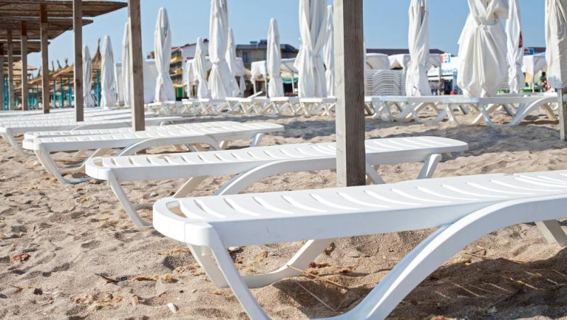 O turistă a avut o surpriză neplăcută după ce și-a închiriat două șezlonguri pe o plajă din Costinești. Cât a avut de plată