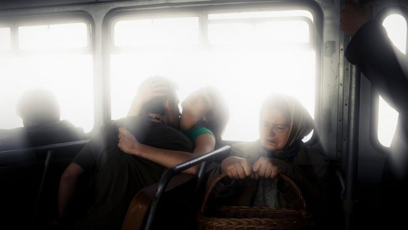 Doi tineri au devenit protagoniștii unor scene fierbinți, interzise minorilor, chiar în timpul unei călătorii cu autobuzul