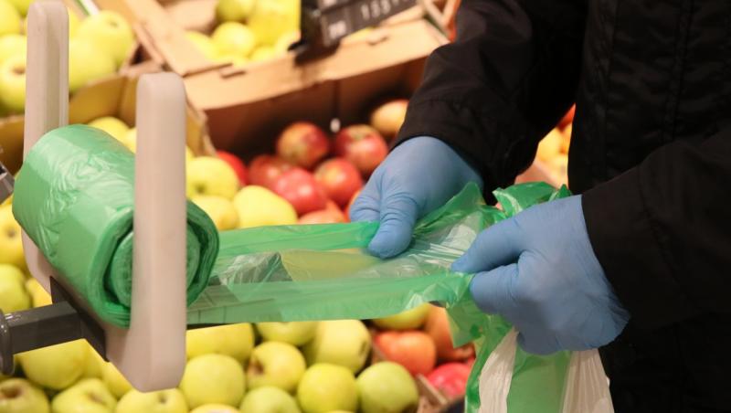 Prima țară din lume care interzice pungile de plastic pentru produsele proaspete din supermarketuri. Cum se vor face cumpărăturile