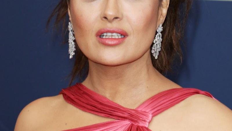 Salma Hayek s-a pozat acoperită doar de două prosoape minuscule. Imaginile cu actrița de la Hollywood au pus pe jar internetul