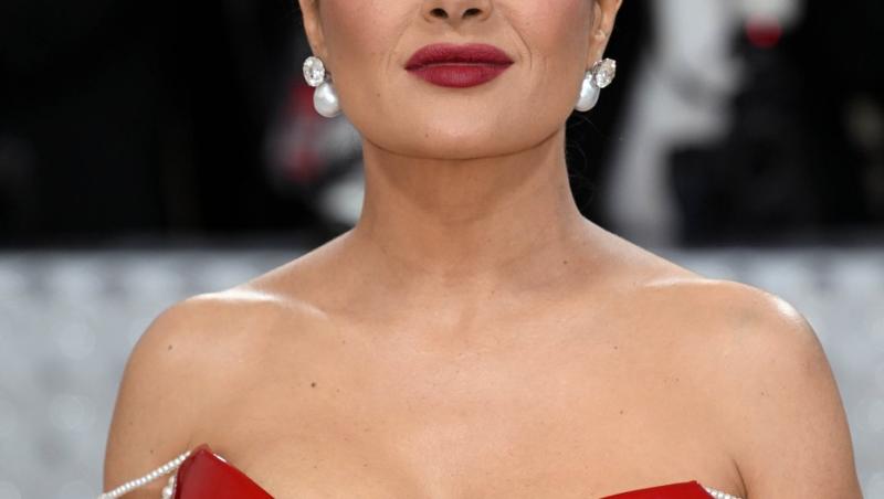 Salma Hayek s-a pozat acoperită doar de două prosoape minuscule. Imaginile cu actrița de la Hollywood au pus pe jar internetul