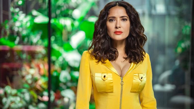 Salma Hayek s-a pozat acoperită doar de două prosoape minuscule. Imaginile cu actrița de la Hollywood au pus pe jar internetul