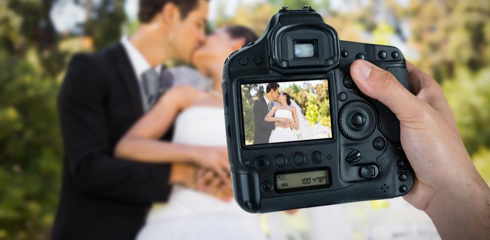 imagine cu un fotograf la nunta