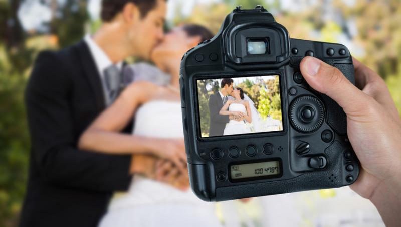 imagine cu un fotograf la nunta