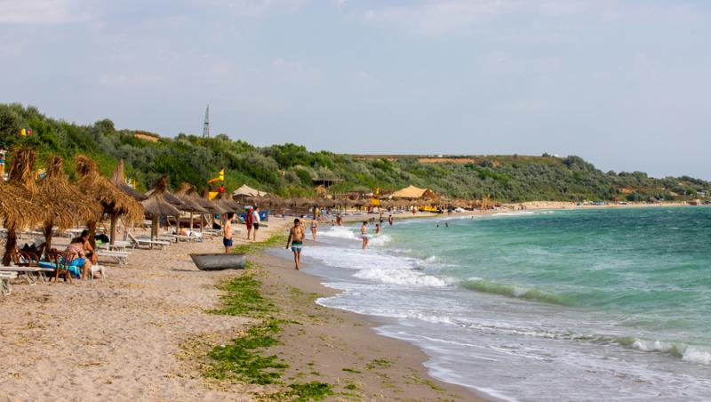 Plaja semi sălbatică din România care arată ca în Grecia. Are nisipul fin și apa turcoaz, iar prețurile sunt accesibile