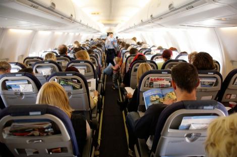 Ce poți avea gratuit în avion, deși însoțitorii de bord nu-ți spun: „Vă rog să nu ezitați să ne cereți”