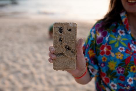 Trucul care te ajută să-ți ții deoparte telefonul de nisip și de apă. Ce trebuie să faci atunci când ieși la plajă