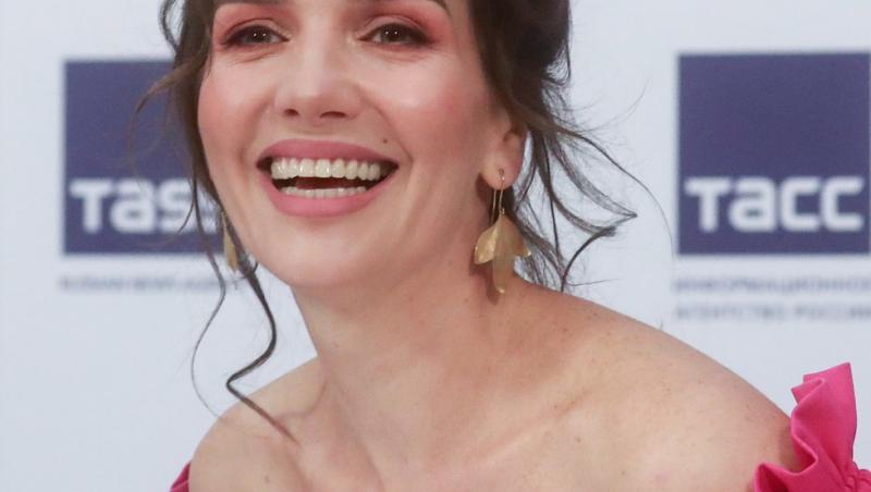 Natalia Oreiro s-a fotografiat într-un sacou, fără sutien și bluză. Îndrăgita actriță și-a acoperit bustul doar cu două petice