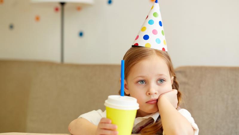 Fetița de 5 ani a realizat că e singură la restaurant și că nimeni nu va veni la petrecerea de ziua ei. Ce a urmat