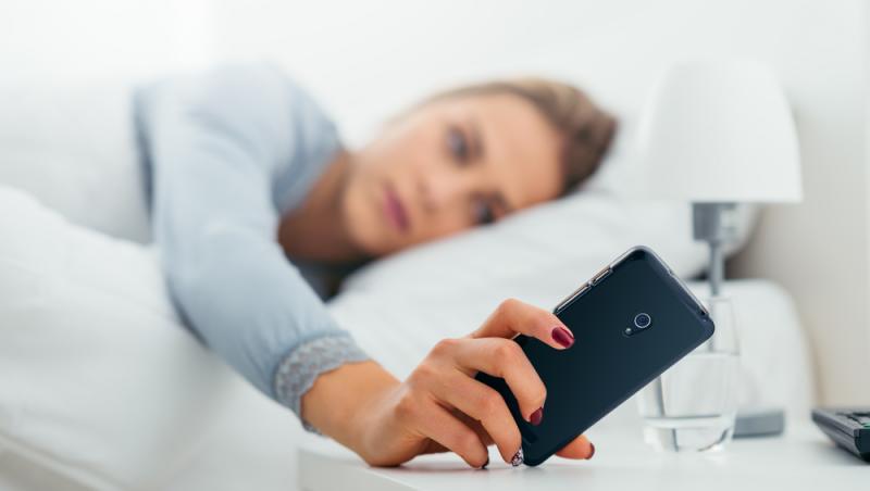 Riscul la care te expui dacă îți verifici telefonul imediat după ce te trezești. Cum te poți îmbolnăvi, fără ca măcar să știi