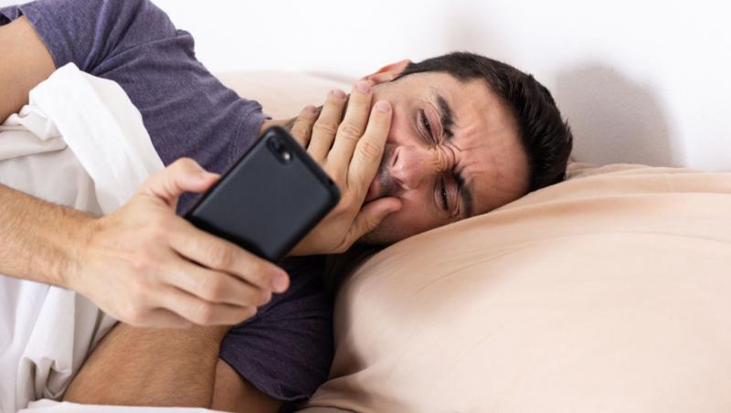 Riscul la care te expui dacă îți verifici telefonul imediat după ce te trezești. Cum te poți îmbolnăvi