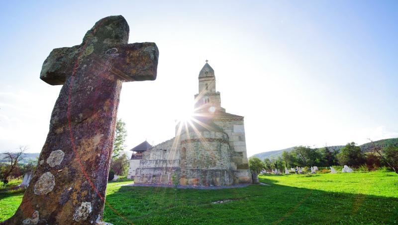 Cea mai misterioasă biserică din România | FOTO. Locul “sfinților fără ochi”, unde se fac slujbe de peste 700 de ani