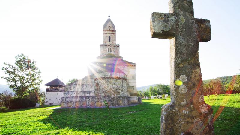 Cea mai misterioasă biserică din România | FOTO. Locul “sfinților fără ochi”, unde se fac slujbe de peste 700 de ani