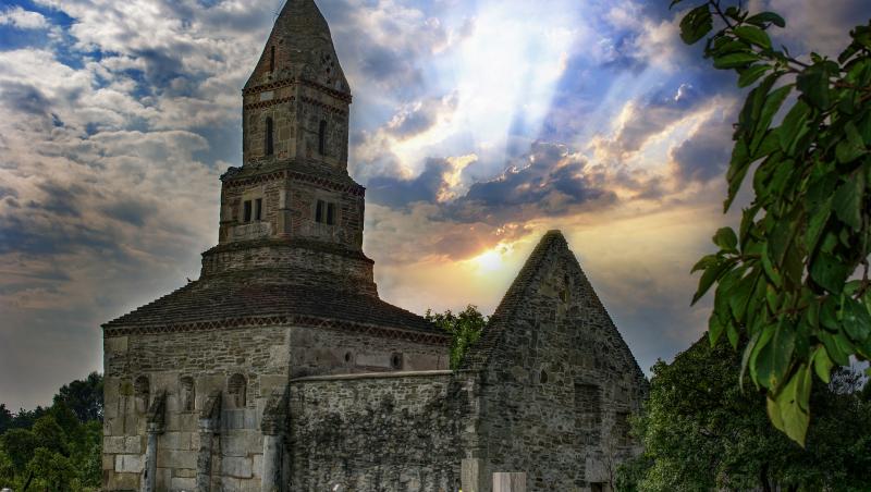 Cea mai misterioasă biserică din România | FOTO.
