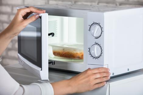 De ce nu este bine să încălzești alimente în recipiente de plastic la cuptorul cu microunde. Avertismentul specialiștilor