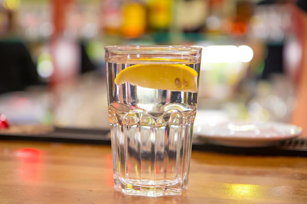 Un rom&acirc;n s-a supărat după ce a văzut c&acirc;t trebuie să plătească pentru o felie de lăm&acirc;ie, la un restaurant de pe litoralul rom&acirc;nesc