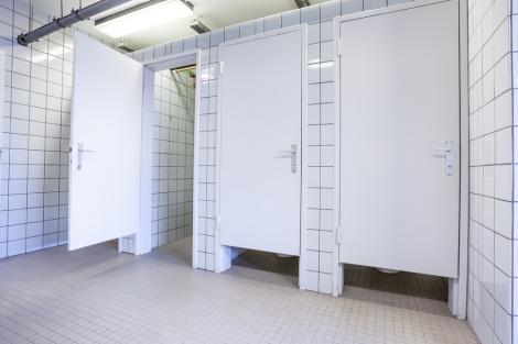De ce toaletele publice nu au uși care ating podeaua. Care este cea mai comună explicație