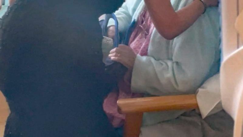 Cum a reacționat o bunică aflată în spital atunci când și-a făcut nepoata în rochie de bal. Momentul emoționant a fost filmat
