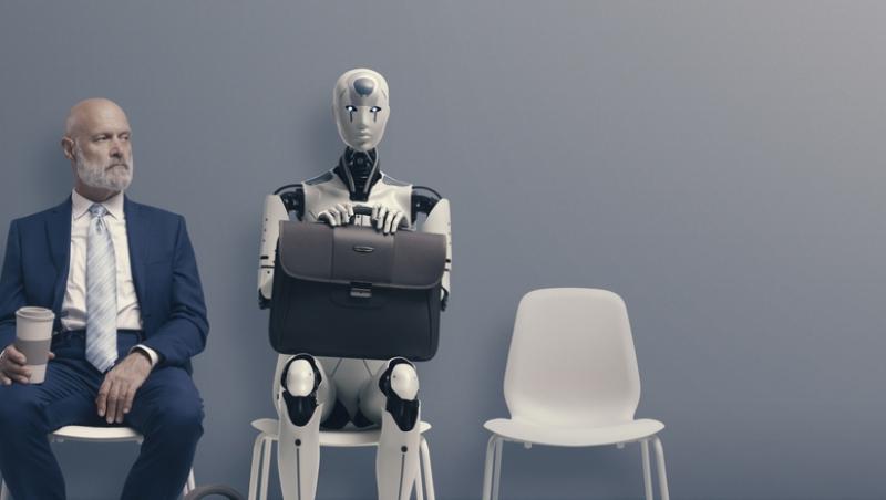 bărbat în costum stă pe scaun lângă un robot cu o servietă