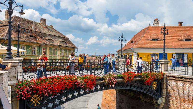 Reacția unui cuplu de americani proaspăt ajunși în Sibiu a devenit virală. Ce au spus despre "casele cu ochi"